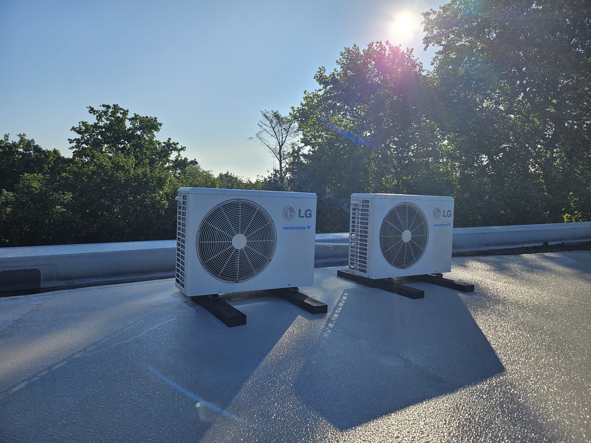 Vloerverwarming verdeler met leidingen en circulatiepomp