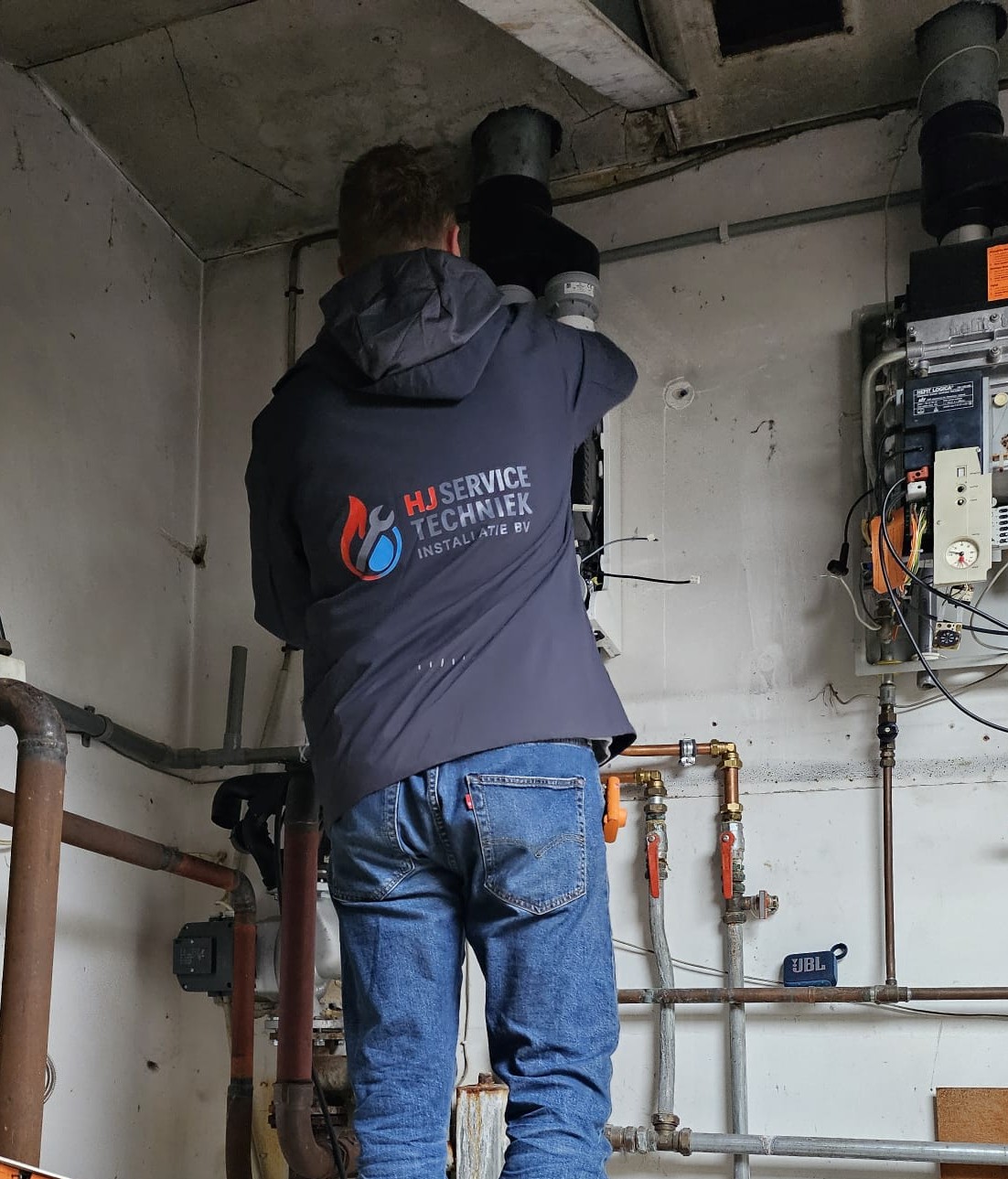 Monteur van HJ Service Techniek aan het werk