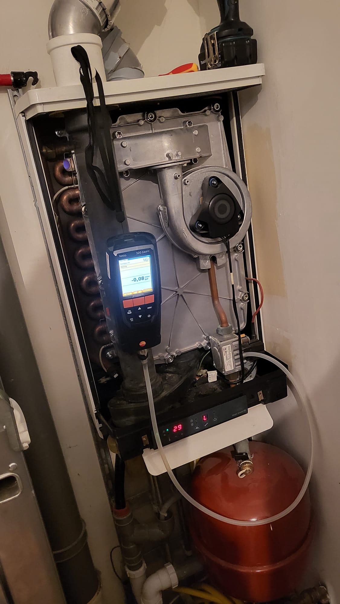 Airco buitenunits op een dak