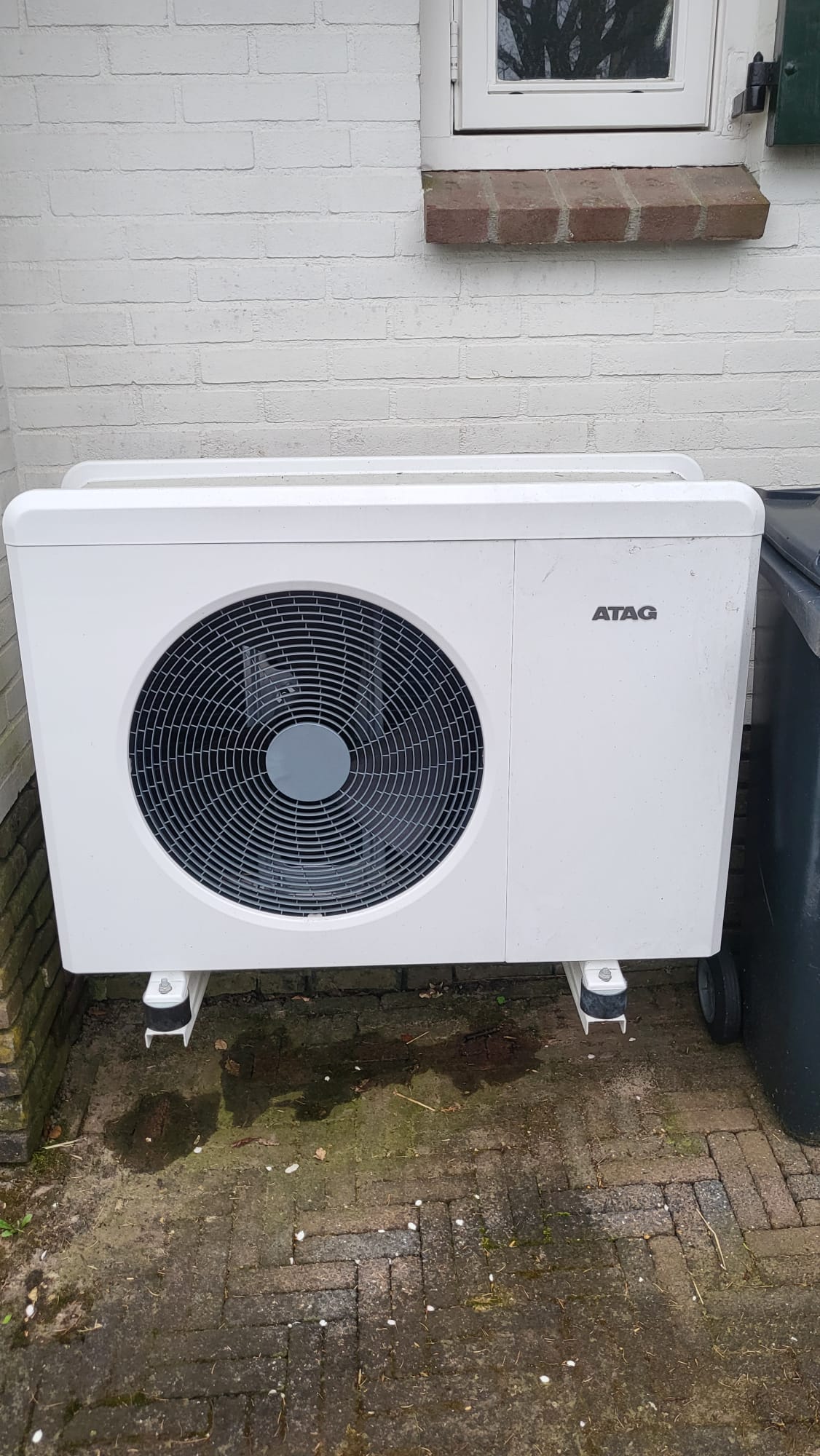 Warmtepomp buitenunit bij een woning